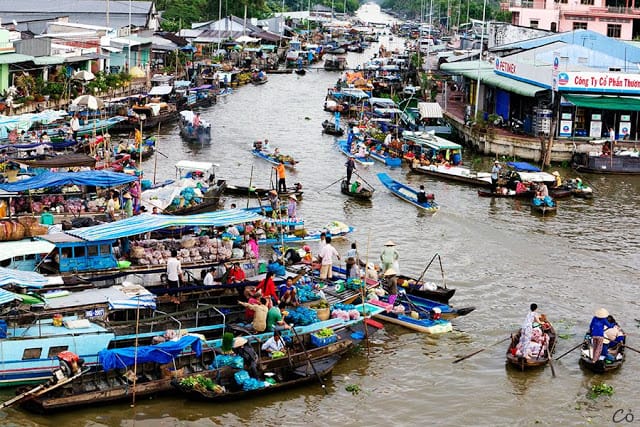 Chợ nổi Cà Mau là một nét văn hóa đặc trưng của miền sông nước Nam Bộ.