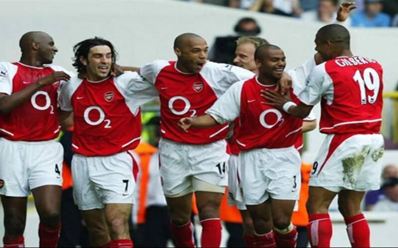 Đội hình bất bại của Arsenal năm 2004 gồm những ai?