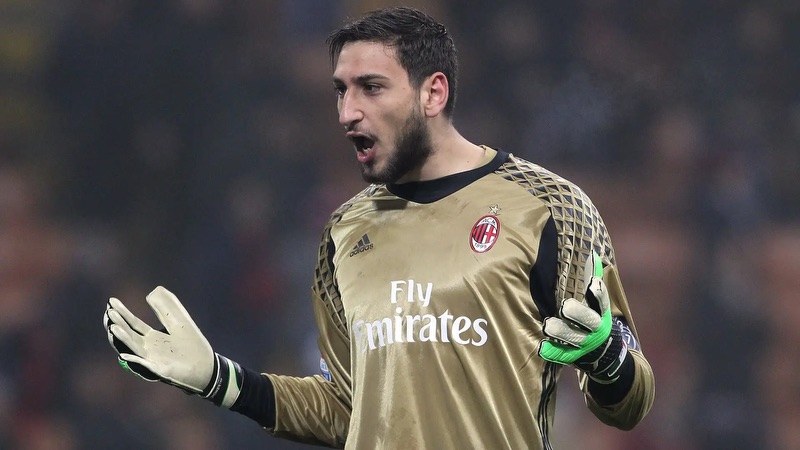 Thủ môn Gianluigi Donnarumma được coi là thần đồng khi anh chơi cho AC Milan. Thủ môn Gianluigi Donnarumma - Sự đánh đổi và thành công